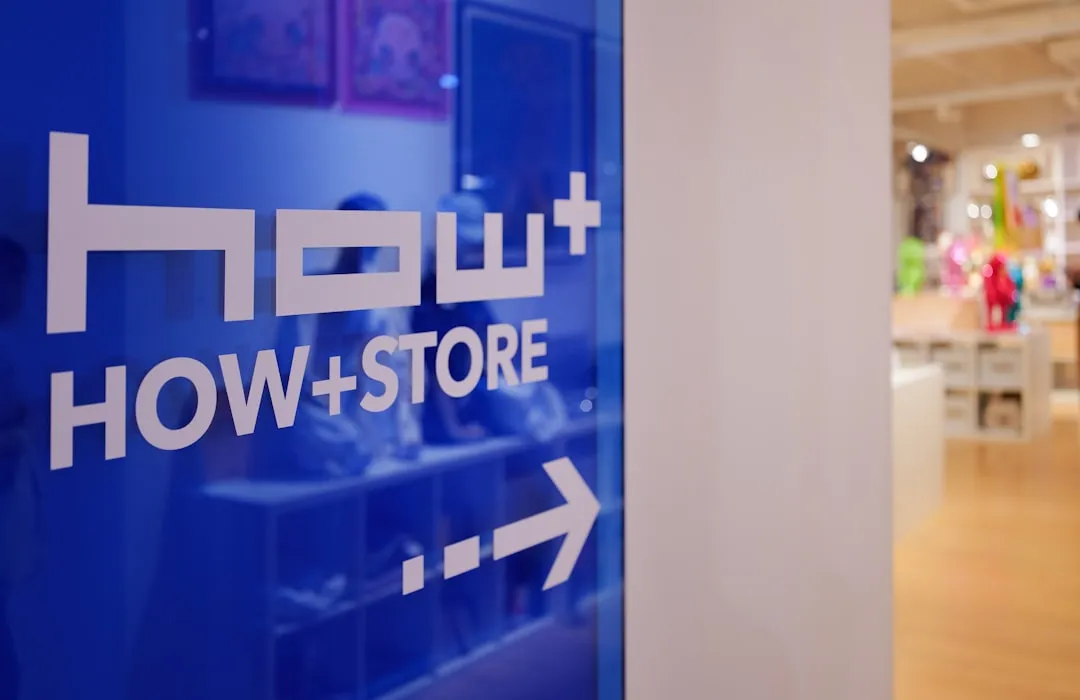a store with a blue sign that says how and store